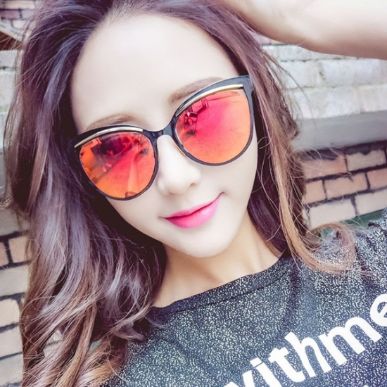 Mẫu kính với mắt chuồn phù hợp với người sở hữu khuôn mặt V-line