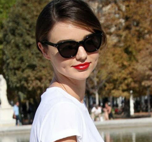 Nếu mặt hơi tròn, hãy chọn kính như Miranda Kerr