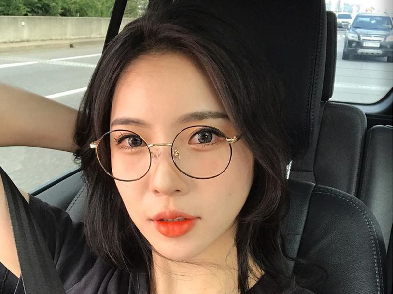 Gọng kính cận nữ thời trang của Hot girl 