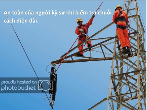 Hình ảnh công nhân kiểm tra chuỗi polymer 110kV