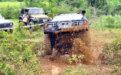 Toyota 4Runner sử dụng lốp MT Extreme Silverstone, tời Warm, lò xo giảm xóc Old Man Emu vượt hố bùn 1