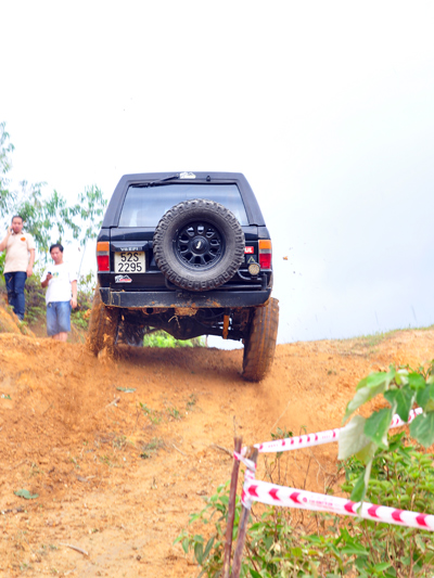 Toyota 4Runner sử dụng lốp MT Extreme Silverstone, tời Warm, lò xo giảm xóc Old Man Emu vượt hố bùn 2