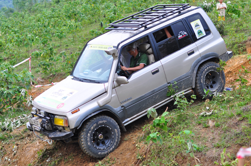 Suzuki Vitara lốp MT và tời điện.