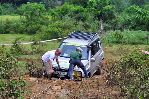 Suzuki Vitara lốp MT và tời điện 2