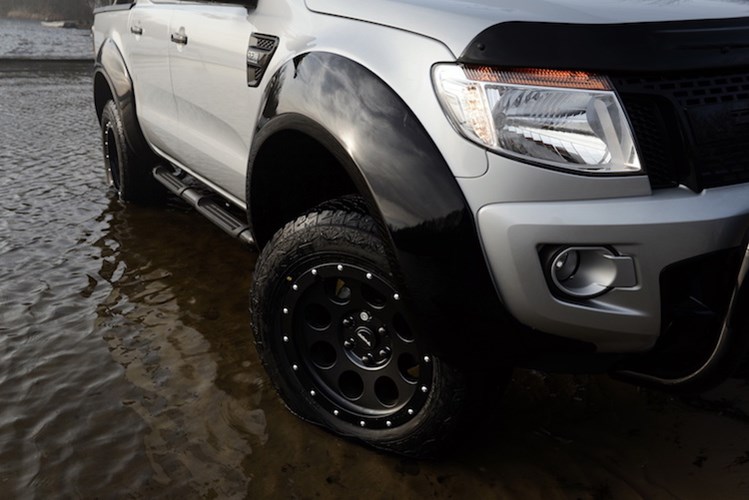 Xe ôtô bán tải Ford Ranger độ offroad đầy “cơ bắp“ 3