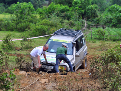 Ôtô địa hình tập offroad ở Ba Vì