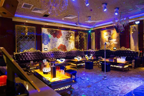 Thiết kế và thi công gạch lát sàn và ốp tường tại Karaoke Top One KTV