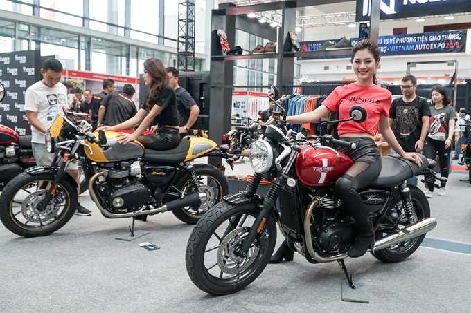 Hãng xe Italia, Ducati đen đến Siêu phẩm Panigale V4 S, Monster 821 cùng với đó là dàn Scambler bụi bặm thường thấy