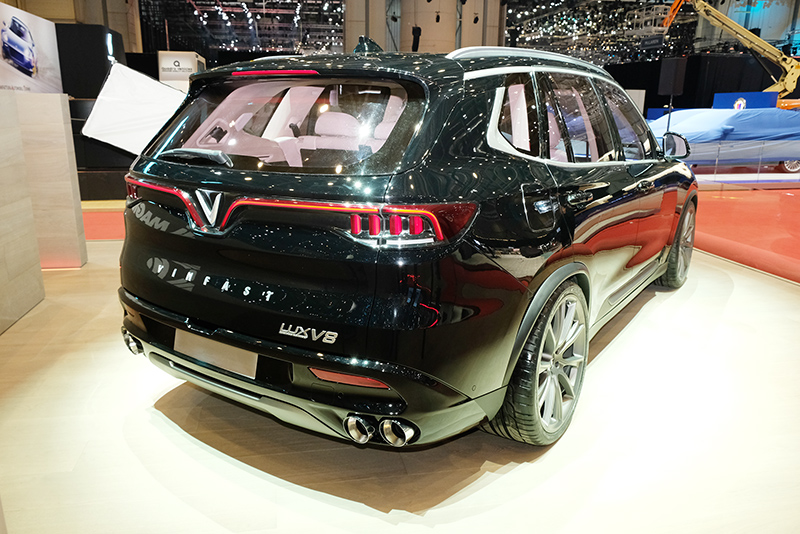 chiếc xe VinFast Lux V8 mang đi triển lãm được phủ sơn đen sang trọng