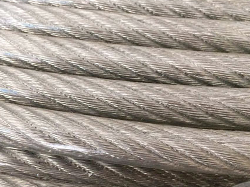 Cáp bọc nhựa kém chất lượng màu trắng đục 3