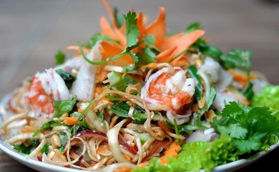 Thực hiện làm món gỏi hoa chuối