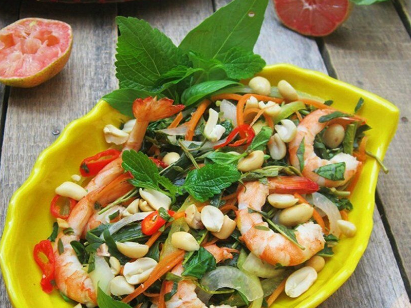  Rau kinh giới là loại rau gia vị không thể thiếu trong nhiều món nộm