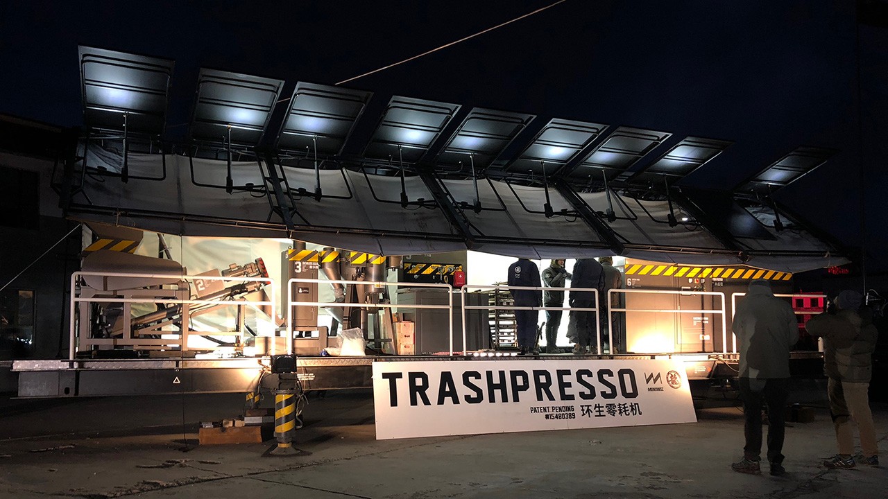 Mời bạn gặp gỡ Trashpresso, cỗ máy tái chế nhựa di động vận hành bằng năng lượng Mặt Trời
