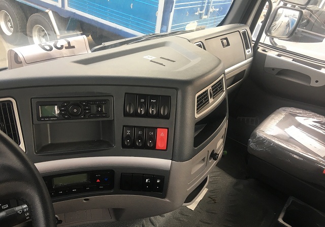 Nội thất của xe đầu kéo Chenglong Hải Âu 400hp