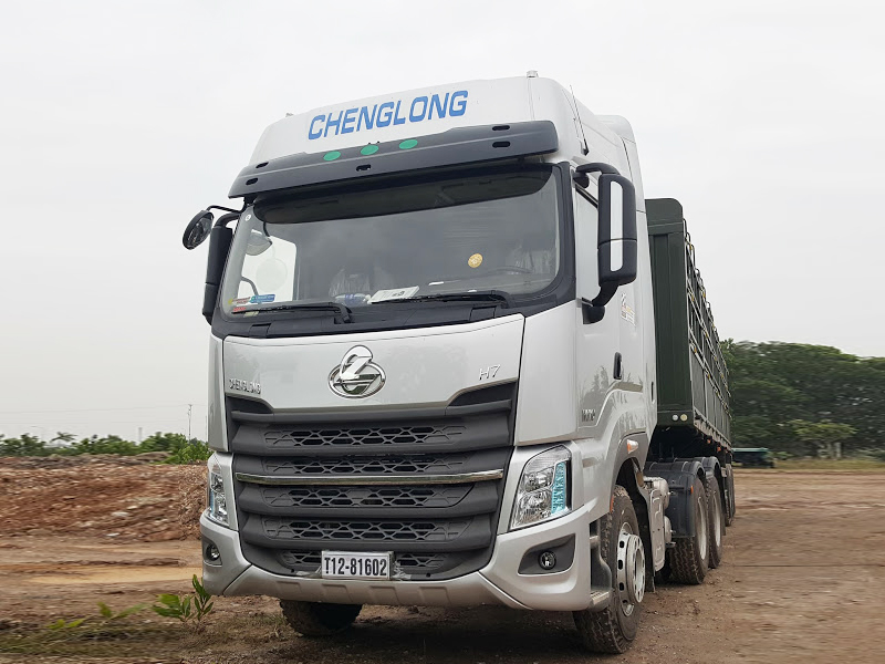 Ngoại thất đầu kéo Chenglong Hải Âu 420 Xe đầu kéo ChengLong 420Hp được kế thừa từ những dòng xe đầu kéo H7 thế hệ trước vốn đã tạo được nhiều thiện cảm của người tiêu dùng. Mặt ca lăng liền mạch, to bản vừa tạo nên vẻ sang trọng, hiện đại hơn vừa có khả năng hút gió lớn làm mát động cơ bên trong đầy hiệu quả. quý khách có thể xem hình ảnh bên dưới: Với công nghệ dập thân vỏ mới từ châu Âu, cabin H7 trên đầu kéo chenglong Hải Âu đạt được sự cải thiện lớn về tiếng ồn cũng như độ ổn định khi tăng tốc. Đây là sản phẩm đẩu kéo lớn nhất của Hải Âu được tung ra để cạnh tranh trực tiếp với các đối thủ trong phân khúc, như đầu kéo Howo A7 420 HP . Đầu xe được áp dụng những nghiên cứu khí động học mới nhất để tối ưu hóa việc di chuyển của chiếc xe, với các khe hút gió được đặt thấp hơn. Bên cạnh là hệ thống đèn pha halogen công suất cao, cùng đèn sương mù và xi nhan liền mạch, tạo cảm giác thanh thoát hơn khi nhìn vào tổng thể. quý khách xem hình ảnh bên dưới: Cầu xe: cầu xe đầu kéo chenglong cabin h7 420hp được trang bị cầu nhanh với tỷ số truyền i=4,444 giúp cho xe vận hành với tốc độ cao hơn, giúp tiết kiệm nhiên liệu, nhưng vẫn mạnh mẽ. chacsissi xe: chacsissi xe được trang bị chacsissi kép 8x4mm giúp cho xe vận hành mạnh mẽ Hệ thống treo và lốp xe: hệ thống treo trước được trang bị nhíp lá và hệ thống giảm trấn thủy lực. treo sau xe được trang bị 13 lá nhíp, ngoài ra lốp xe được trang bị lốp 11R 20. quý khách có thể xem hình ảnh bên dưới: 2