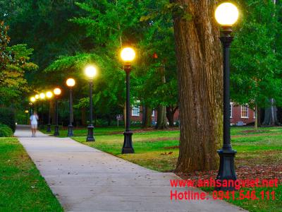 Cột đèn sân vườn trang trí tô điểm thêm cho không gian sân vườn