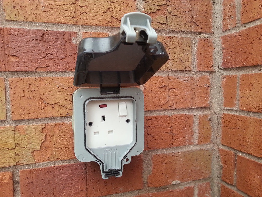 Ổ cắm điện ngoài trời và những điều bạn nên biết 1