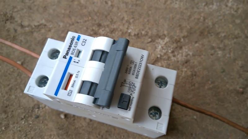 Sự khác nhau giữa cầu dao điện và aptomat