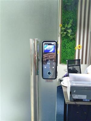 Khóa cao cấp mở bằng vân tay, mật mã, thẻ, remote