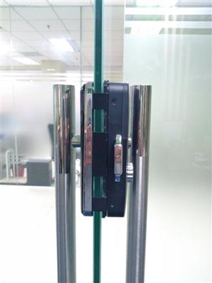 Khóa gắn chặt lên kính bằng 02 mút keo