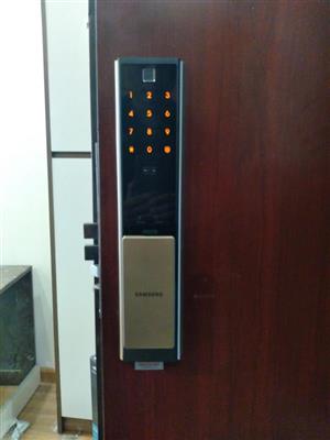 Khóa cửa vân tay Samsung SHP-DP739 cao cấp lắp tại Capital Garden 102 Trường Chinh 1