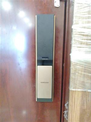 Khóa cửa vân tay Samsung SHP-DP739 cao cấp lắp tại Capital Garden 102 Trường Chinh 5