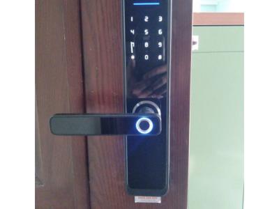 Khóa cửa vân tay với Thiết kế Ô đọc vân tay trên Tay cầm tiện lợi