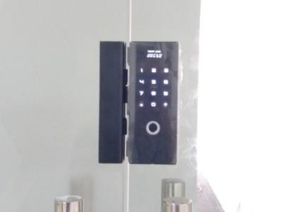 Khóa vân tay mật mã cửa kính O’Lok G503 lắp tại 88 Láng Hạ