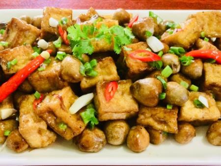 Đậu hũ cay sốt nấm món chay ngon với cơm nóng