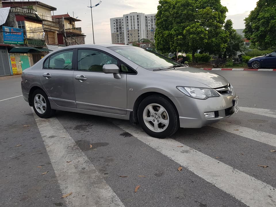 Người mua cần kiểm tra các giấy tờ đầy đủ trước khi mua xe.
