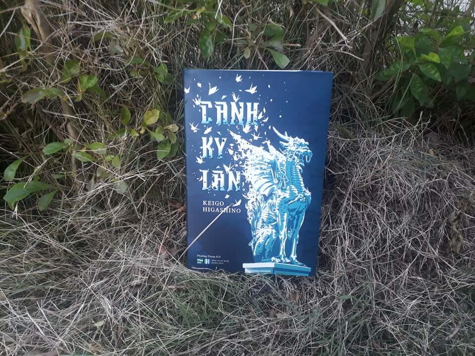 Cánh kỳ lân (Higashino Keigo) – Đứng thẳng, vươn mình tựa sải cánh kỳ lân - ảnh 2