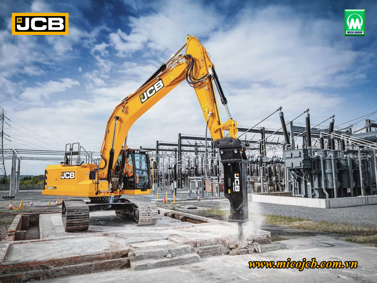 Máy xây dựng JCB thi công trạm điện