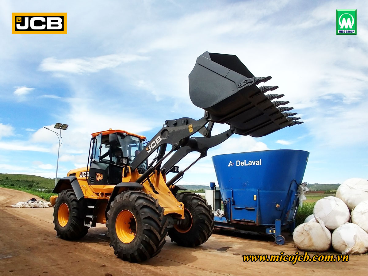 máy xây dựng JCB trong Nhà máy công nghiệp