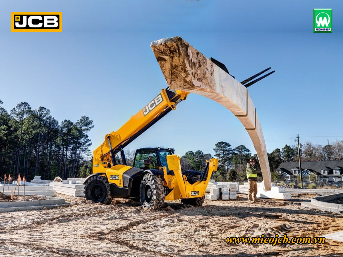 Xe nâng đa năng JCB di chuyển vật liệu