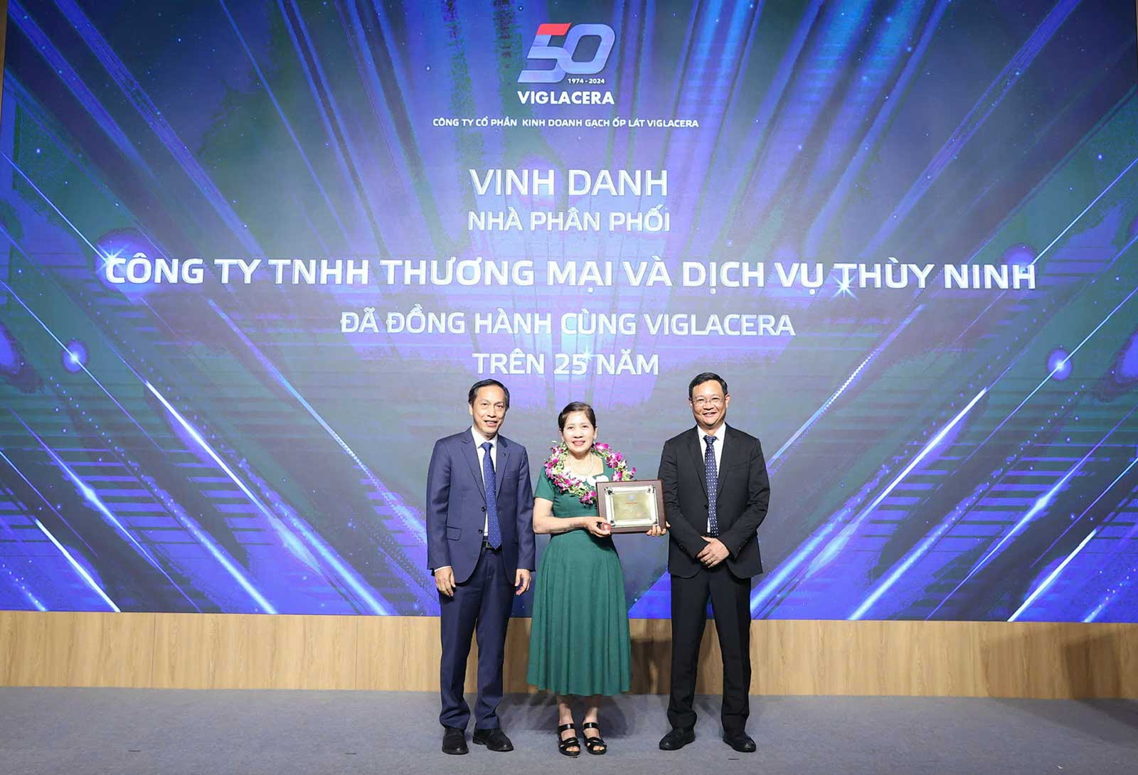 Bà Đoàn Thị Ninh được vinh danh tại buổi lễ Viglacera kỷ niệm 50 năm thành lập (1974 - 2024) 